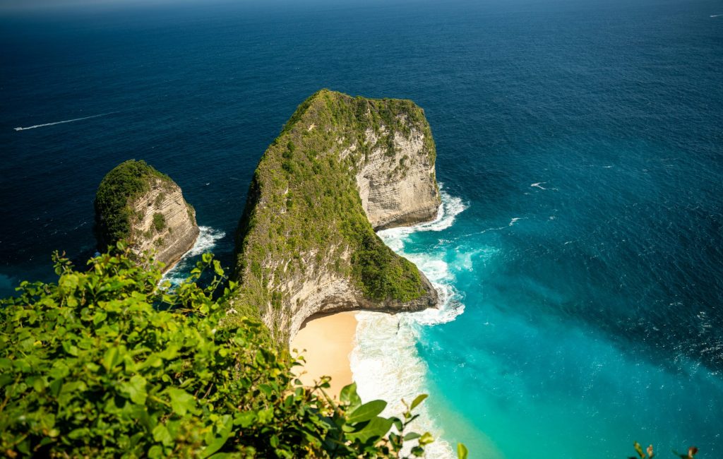 unsplash pantai kelingking